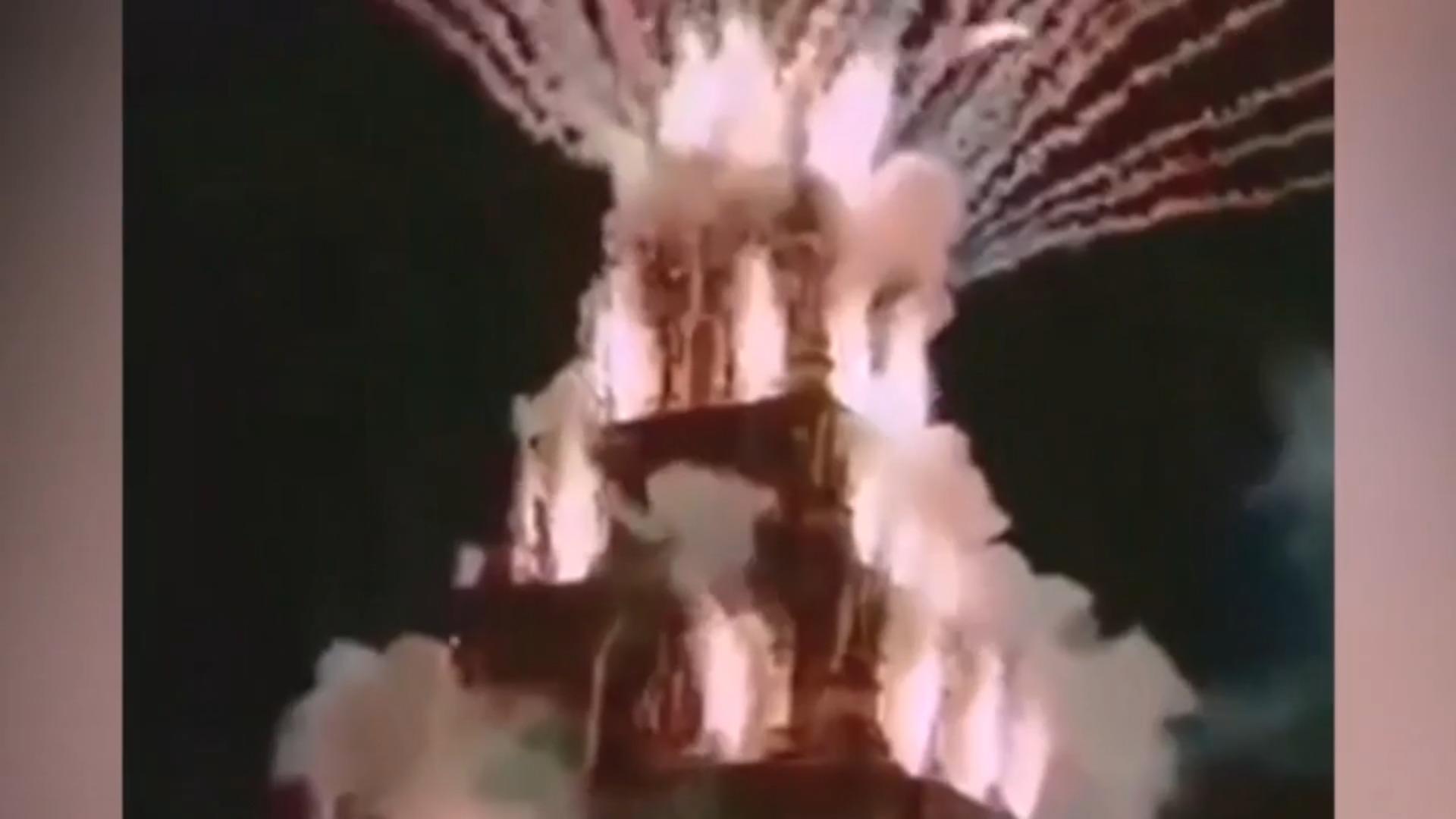 Buddhistischer Tempel wird zur XXL-Pyroshow Spektakuläres Feuerwerk in Thailand