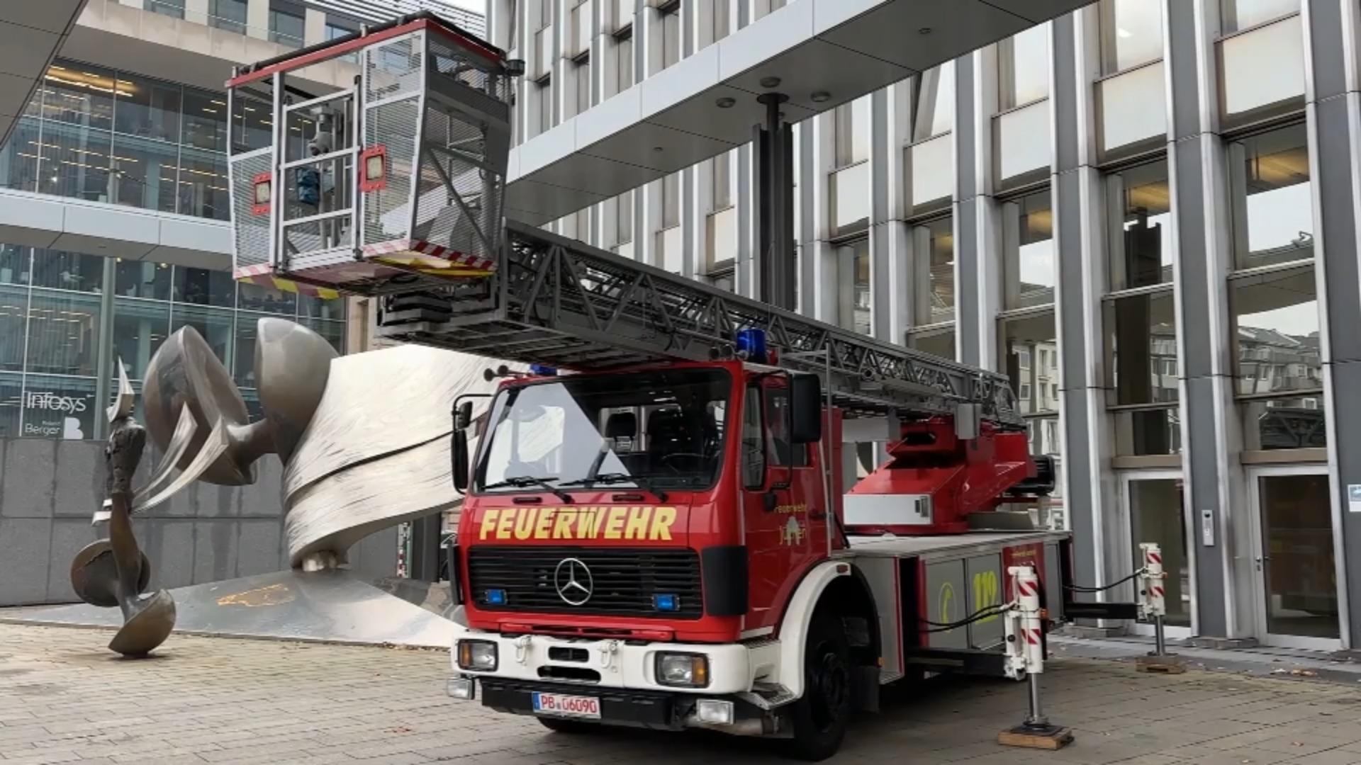 Reul übergibt Feuerwehrauto Hilfe im Krieg