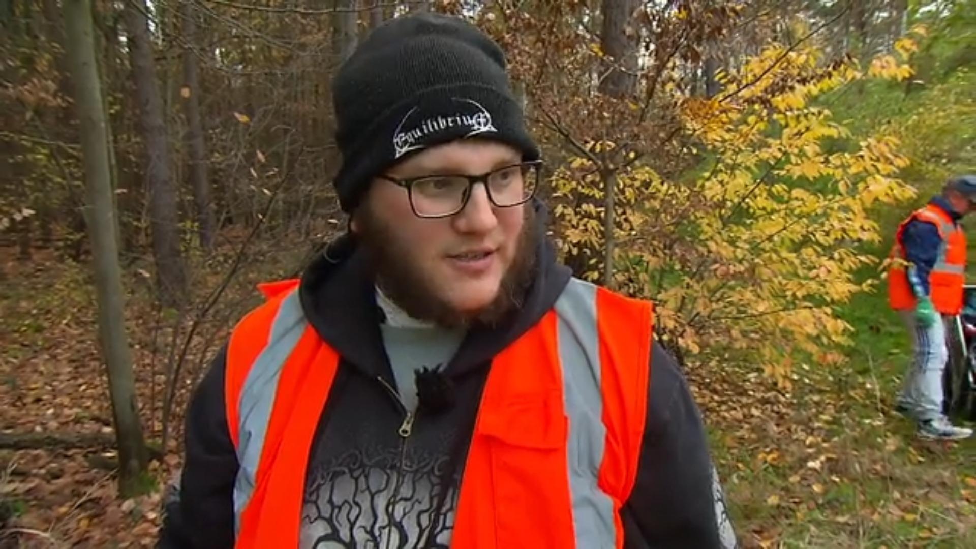 Florian sammelt Müll, um die Umwelt zu retten Retter des Waldes