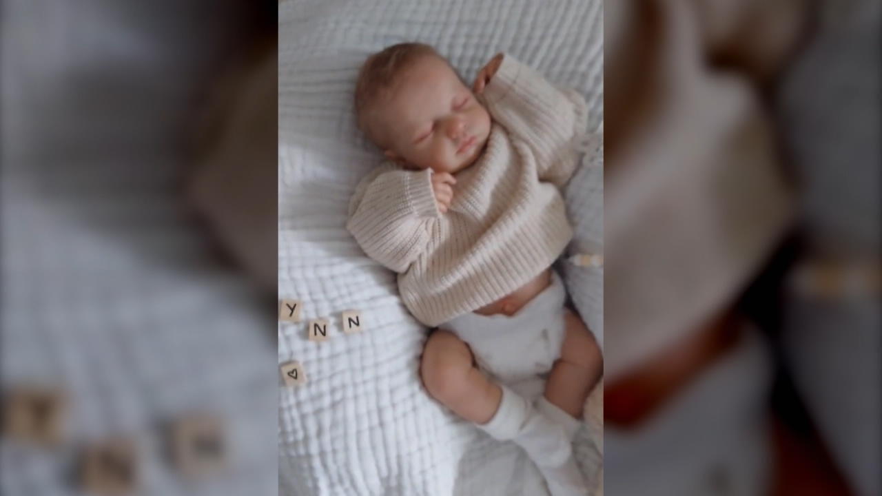 Frau sammelt echt aussehende Baby-Puppen Morddrohung wegen Hobby