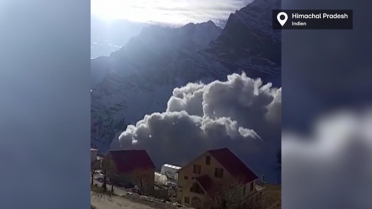 Riesige Lawine hüllt Bergdorf ein Gletscher-Abbruch in Indien