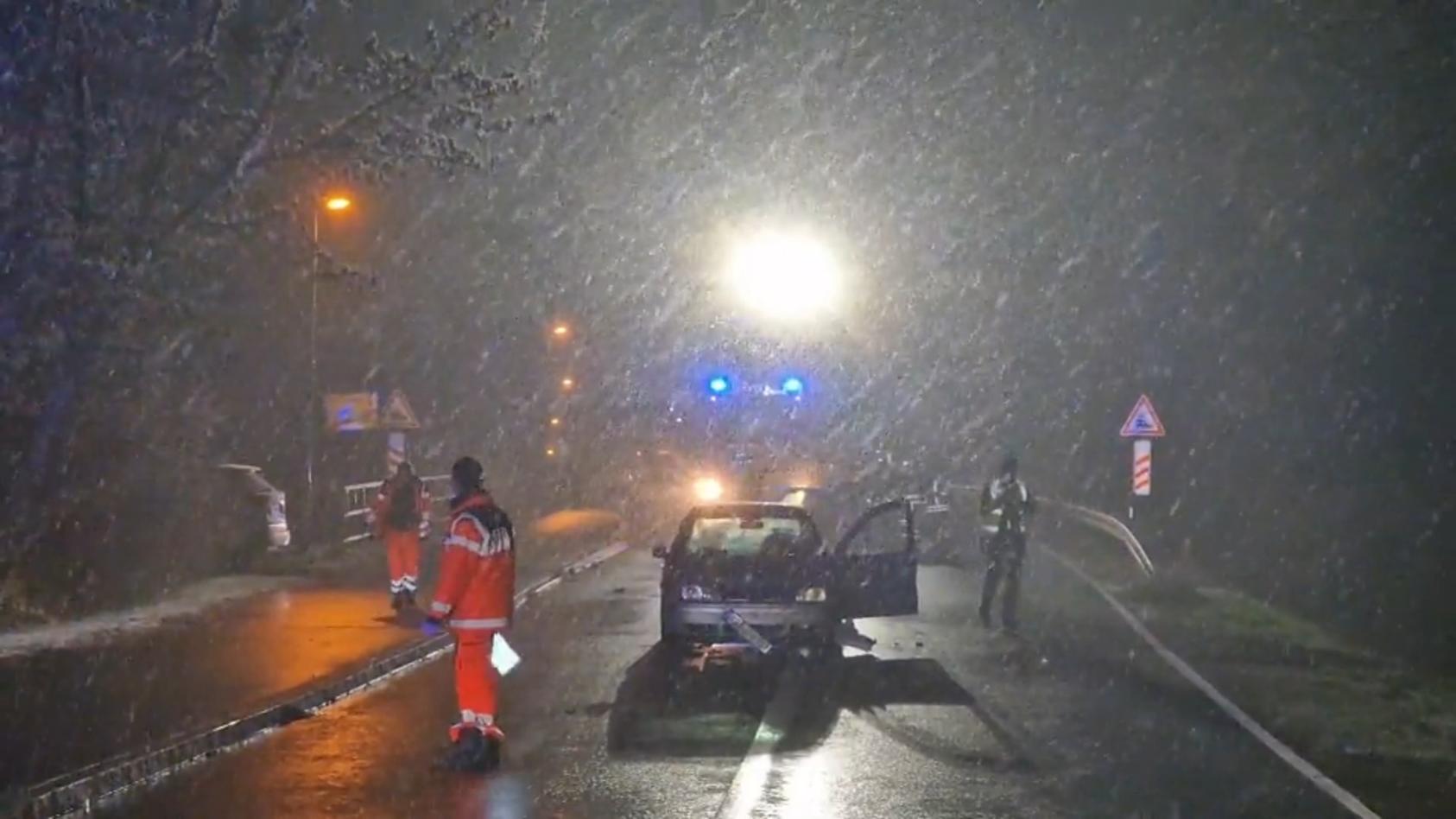 Plötzlicher Wintereinbruch - Autofahrer kalt erwischt! Unfälle und Staus in Deutschland