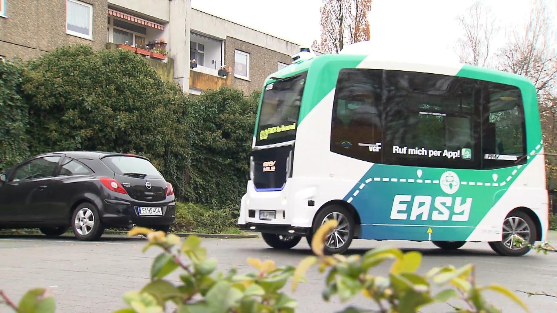 Selbstfahrender Shuttlebus rollt durch Frankfurt Mobilitätswende