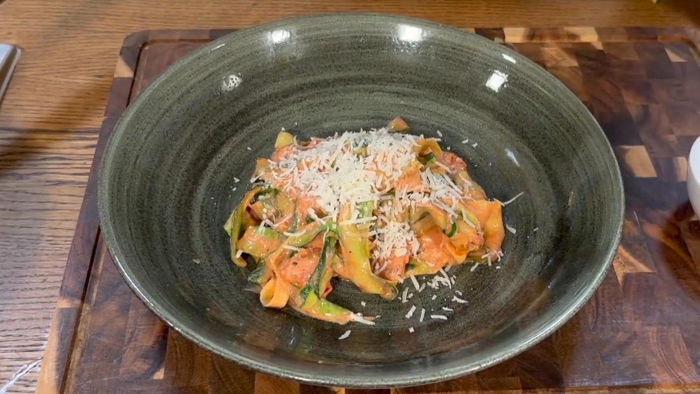 Zucchini-Nudeln mit Tomate und Ricotta Hensslers schnelle Nummer