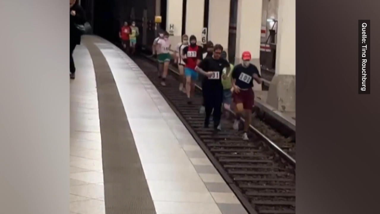 Läufer joggen illegal durch Berliner U-Bahn-Gleise Auf keinen Fall nachmachen!
