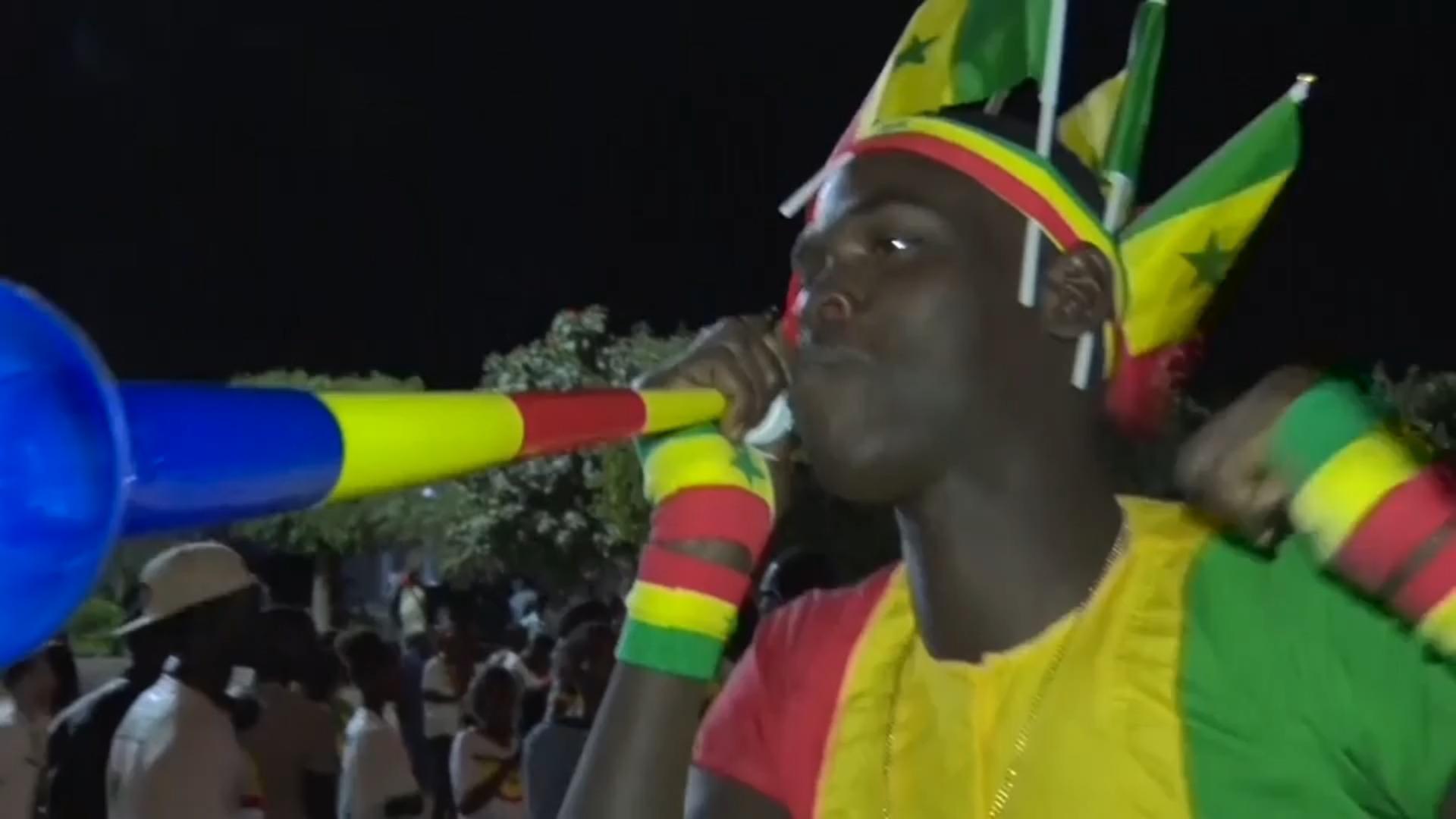 Senegal-Fans feiern ihr Team Trotz WM-Aus