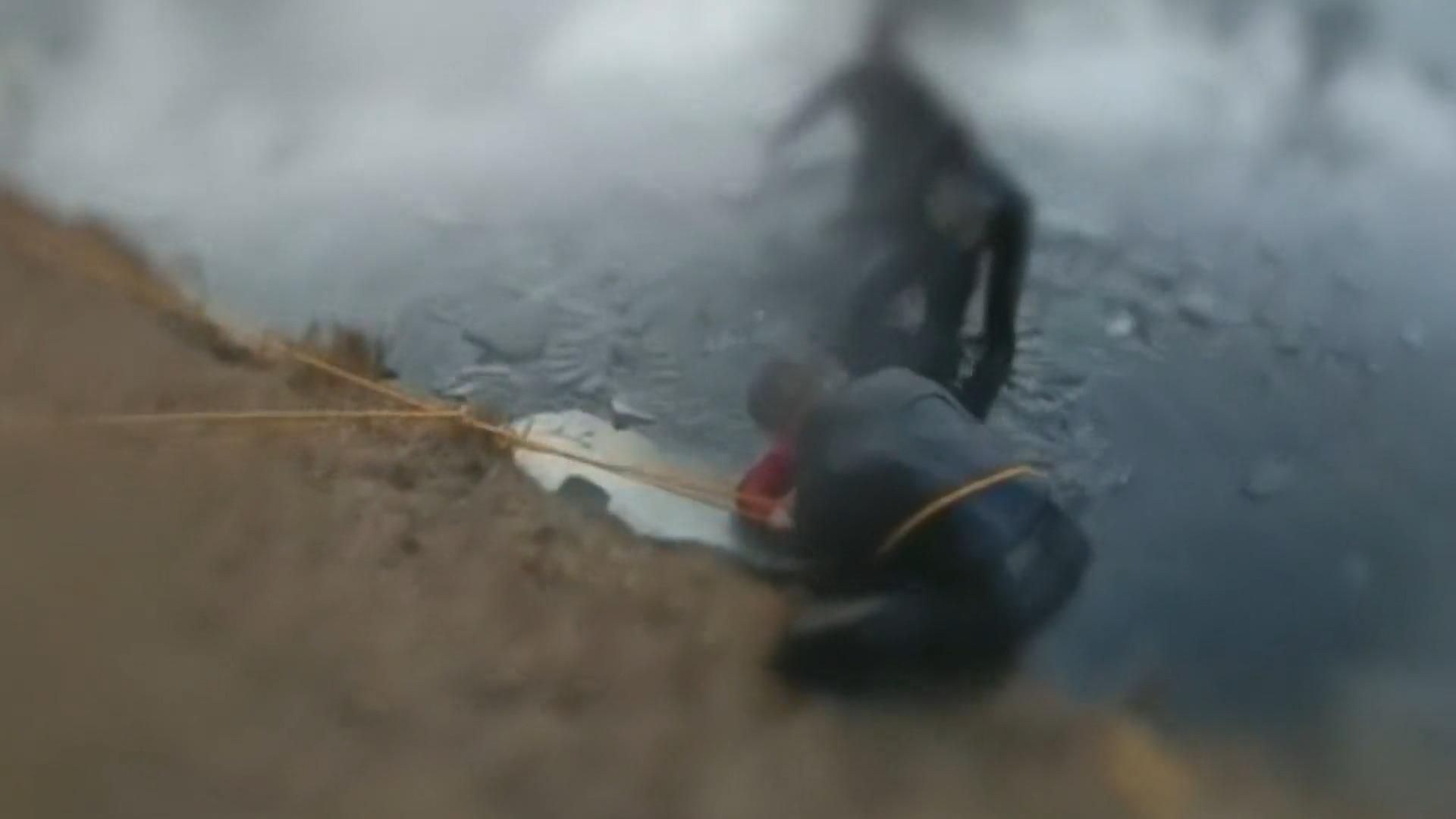 Krasse Rettungsaktion: Polizist springt in Eiswasser Junge (9) kracht in Eis ein