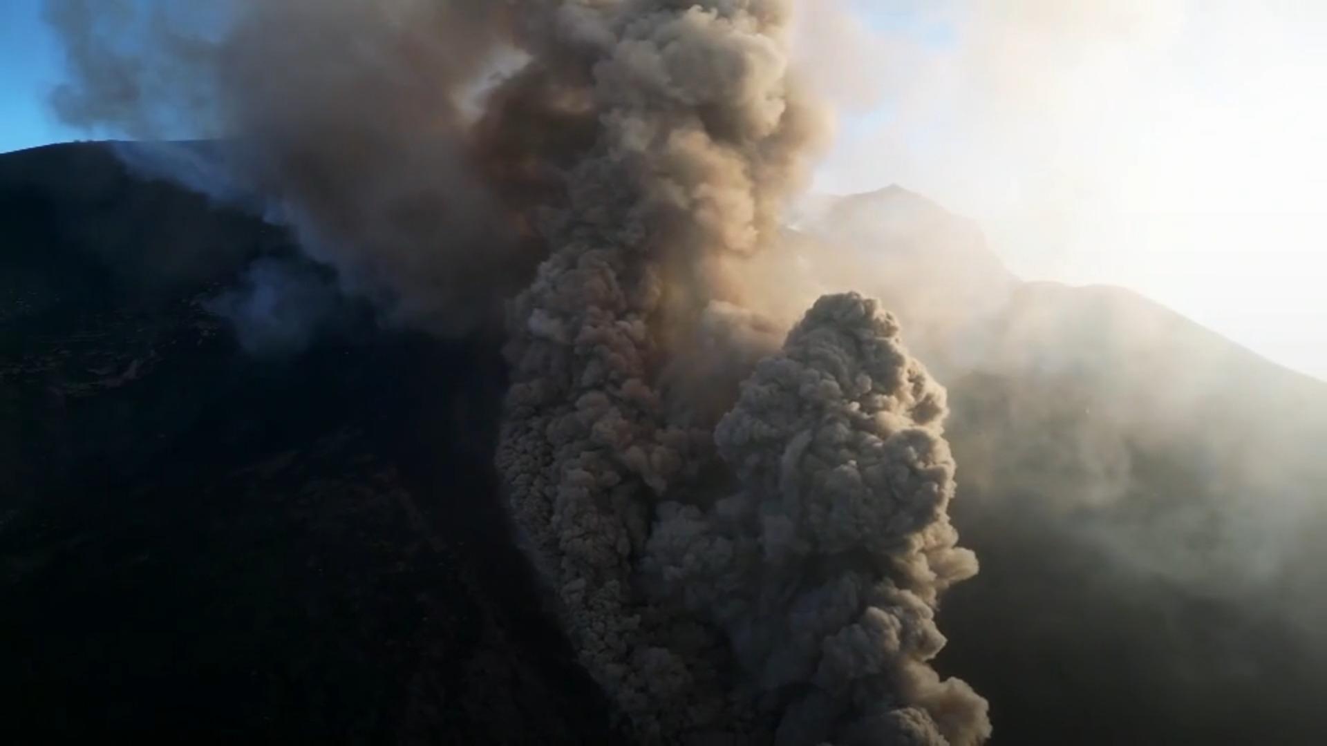 Mehrere Explosionen erschüttern Vulkan Stromboli Lava fließt Richtung Meer