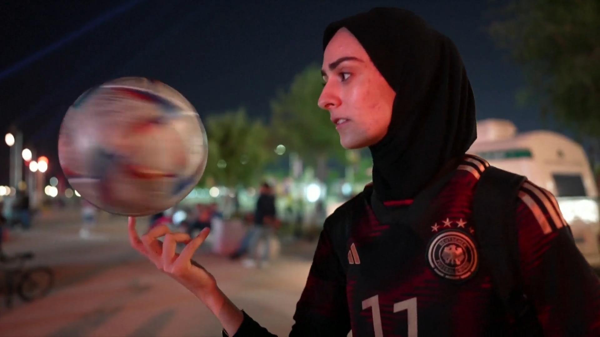 Wie dieses junge Mädchen bei der WM alle umhaut! Frauen an den Ball