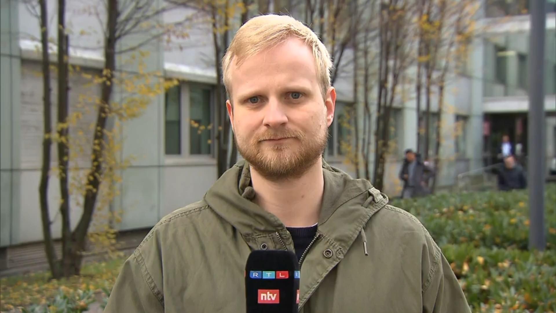 RTL-Reporter Finn Tönjes am Landgericht Frankfurt Boystown-Prozess