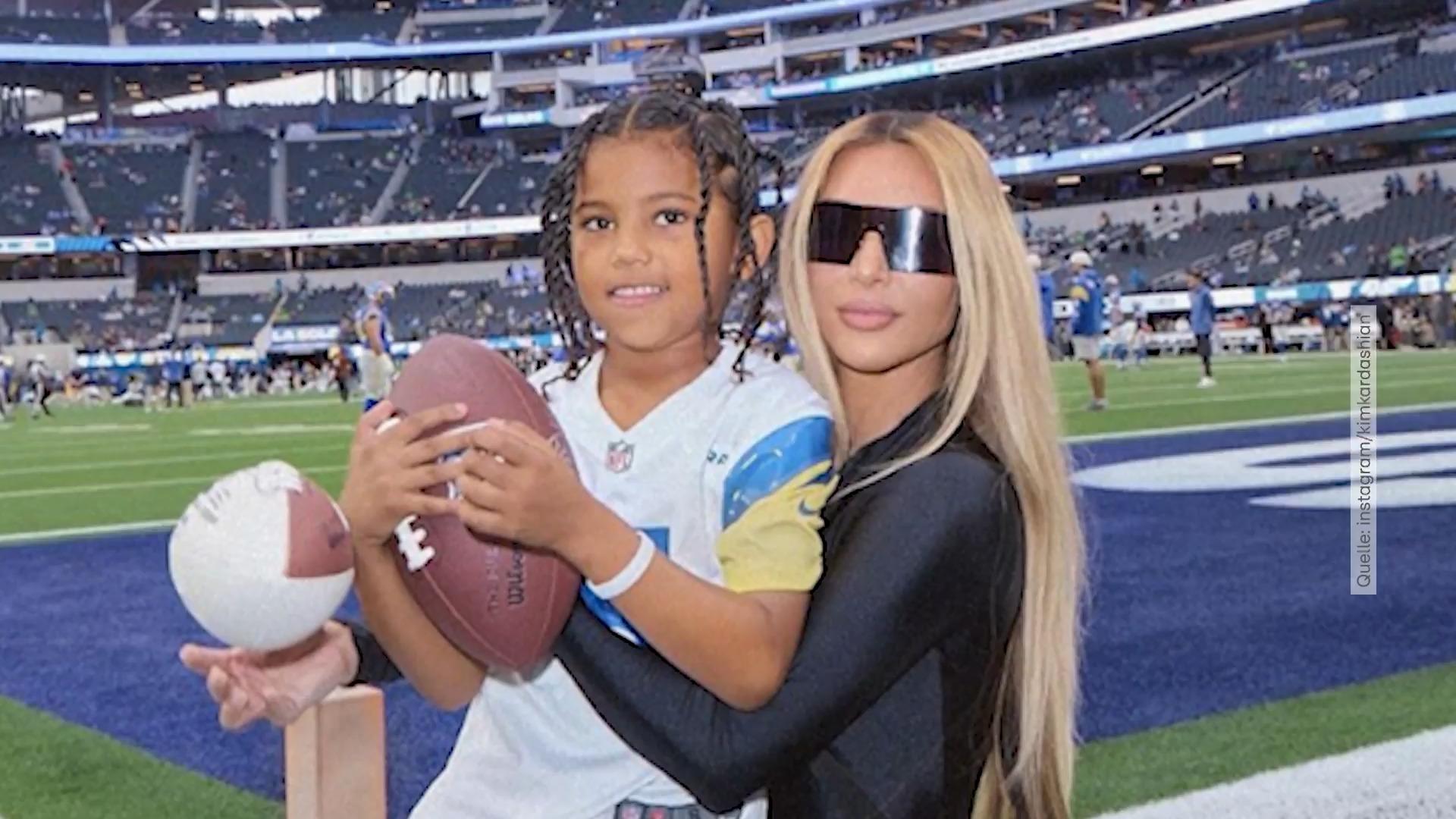Kim Kardashian feiert den 7. Geburtstag ihres Sohnes Bei einem NFL-Spiel