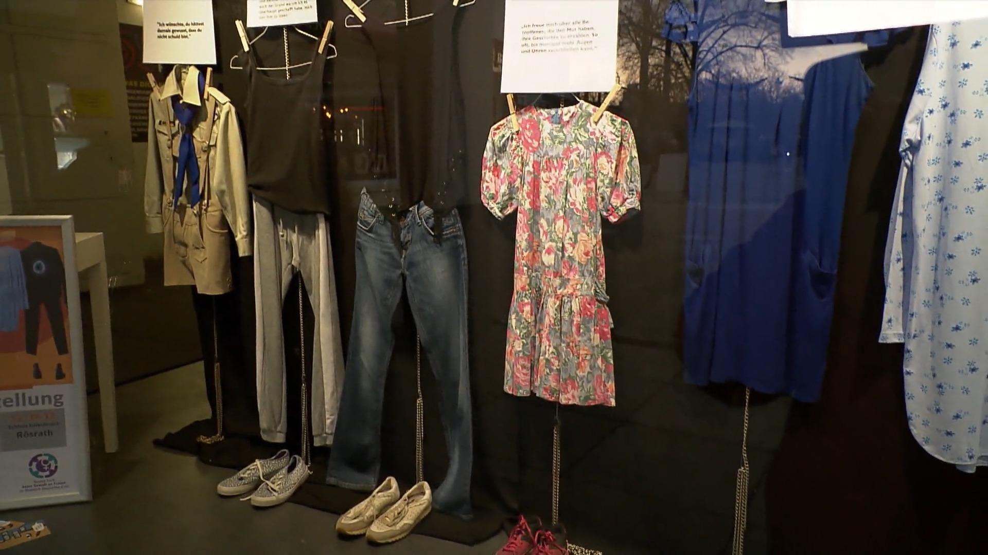Ausstellung stellt die Kleidung von Missbrauchsopfern aus Sexueller Missbrauch
