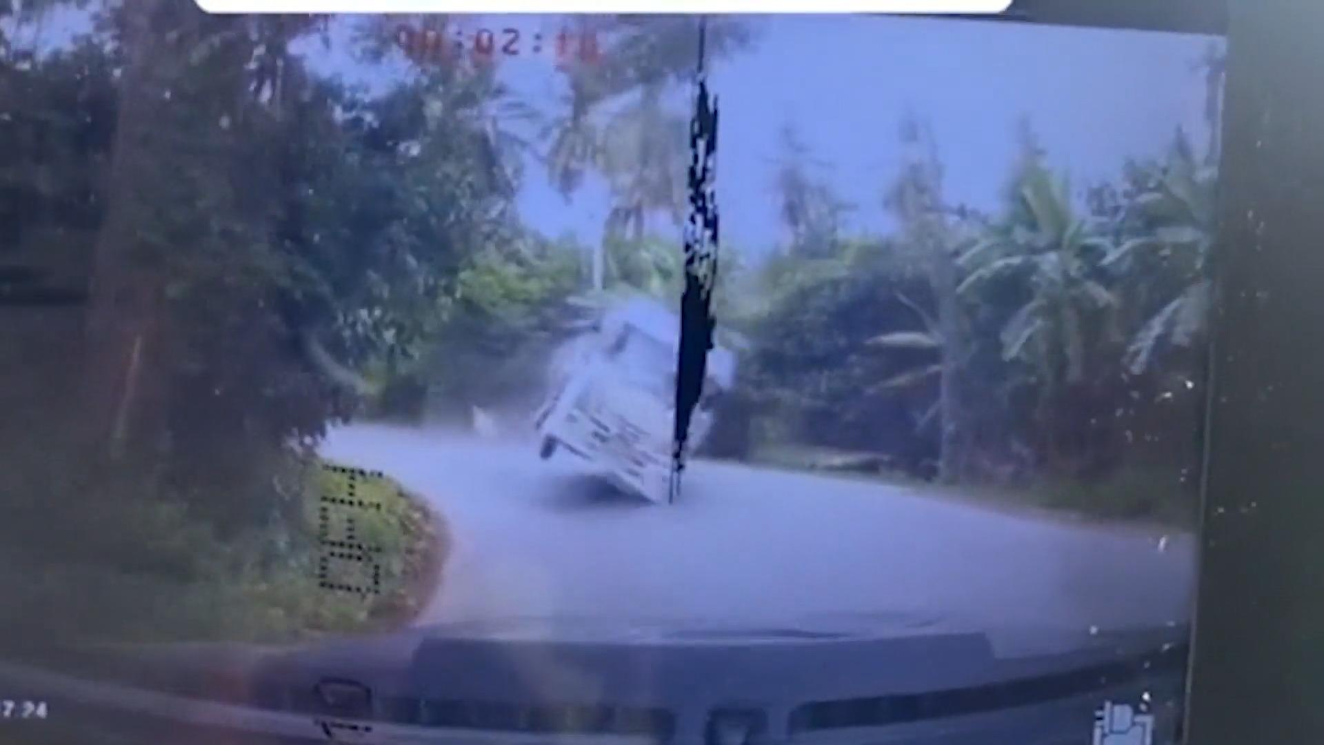El camión patina en una esquina: el conductor esquiva el choque del horror del esquivar del ancho de un cabello