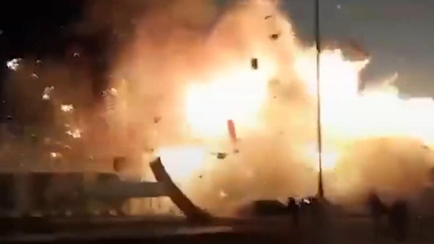 Einkaufszentrum geht in Flammen auf Heftige Explosionen bei Moskau