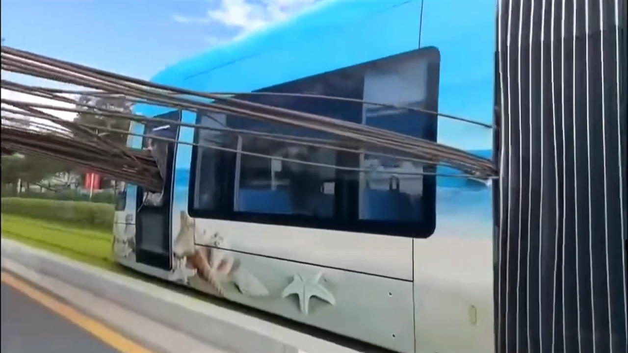 Accidente traumático en China: tubos de acero penetran tranvías como con "Destino"