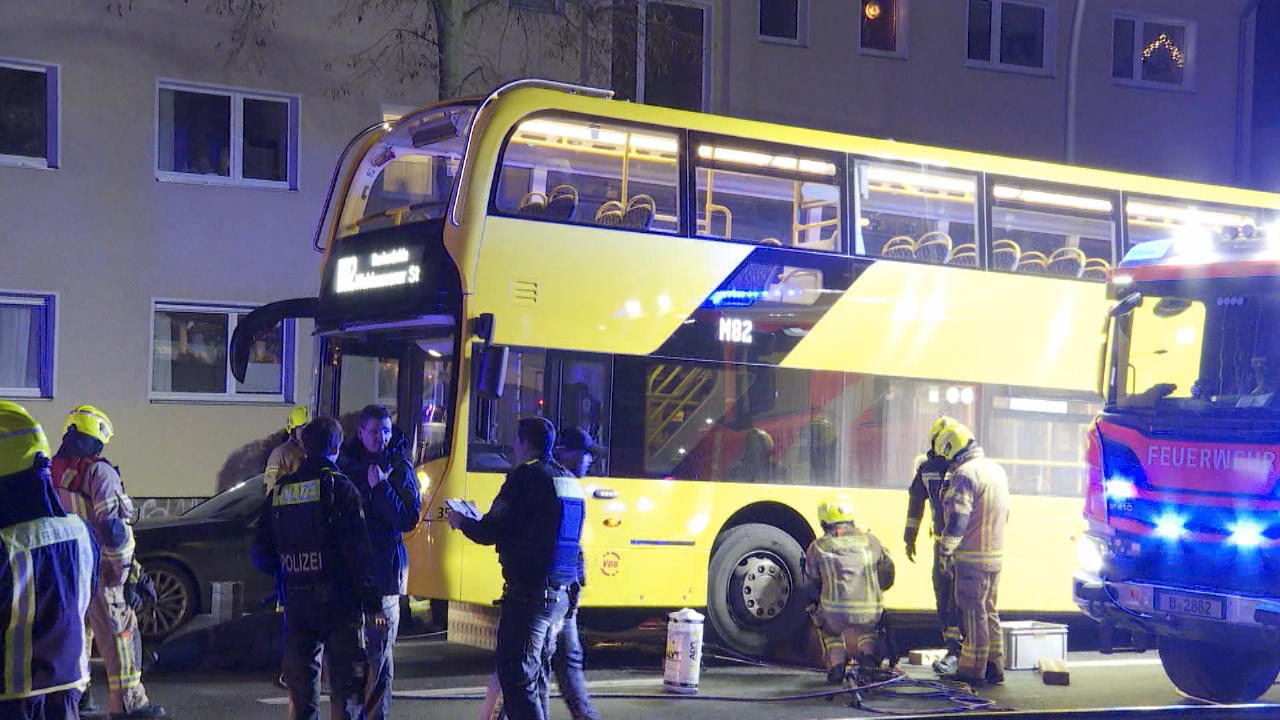 Mädchen (15) stirbt bei schrecklichem Unfall Busunglück in Berlin