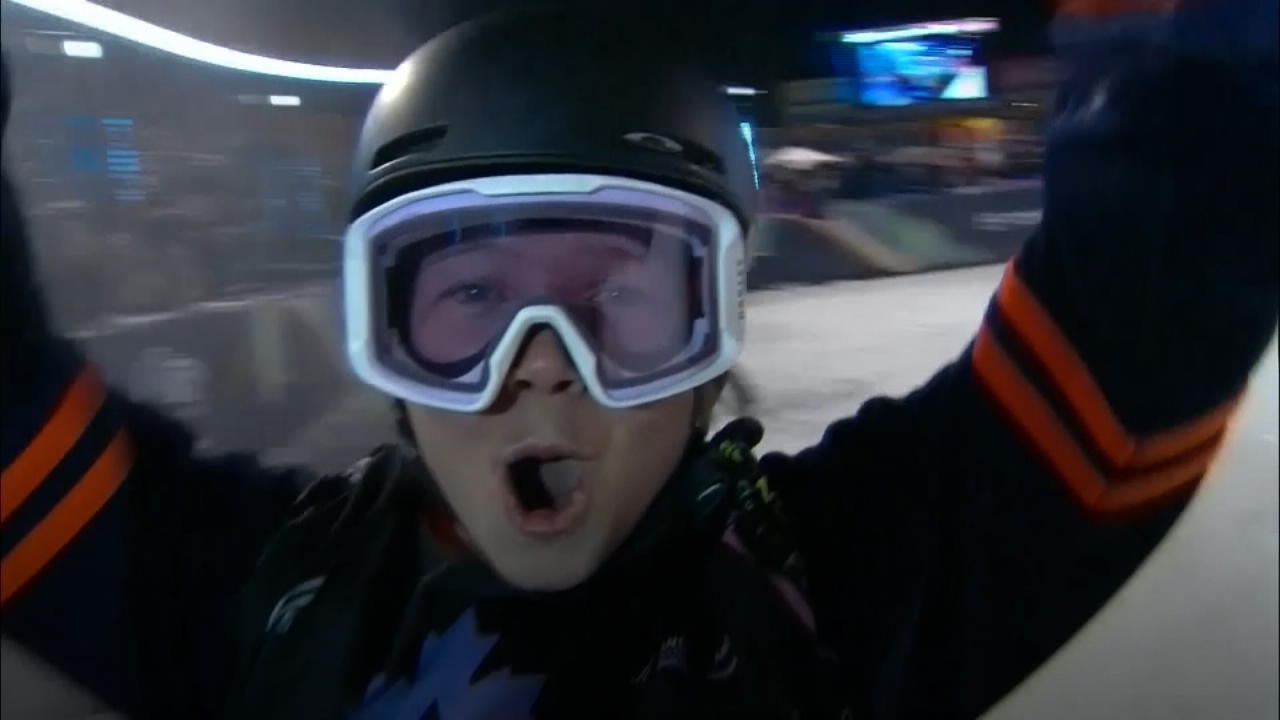 Snowboarder tricksen auf XXL-Rampe Mitten im Football-Stadion