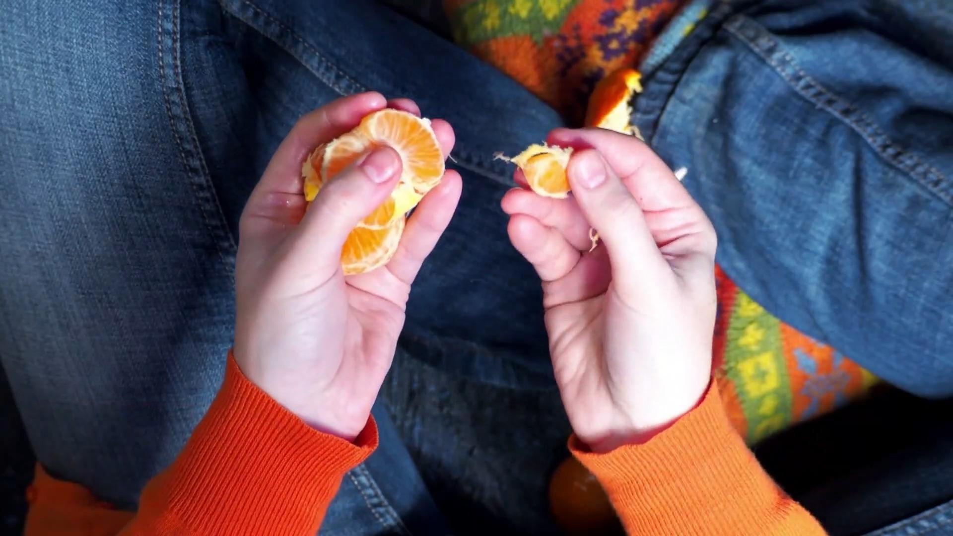 Peel tangerines with this trick No more smelly fingers