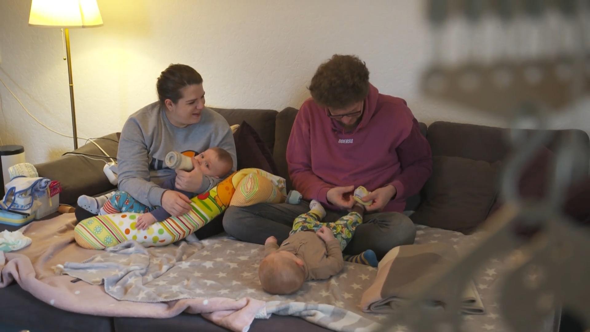 Familie bekommt vier Kinder in einem Jahr! Doppeltes Zwillingsglück