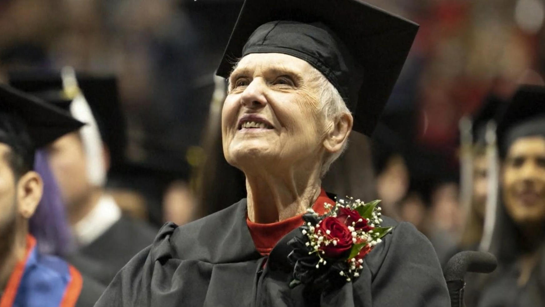 90-Jährige holt Uni-Abschluss nach Irre Leistung!