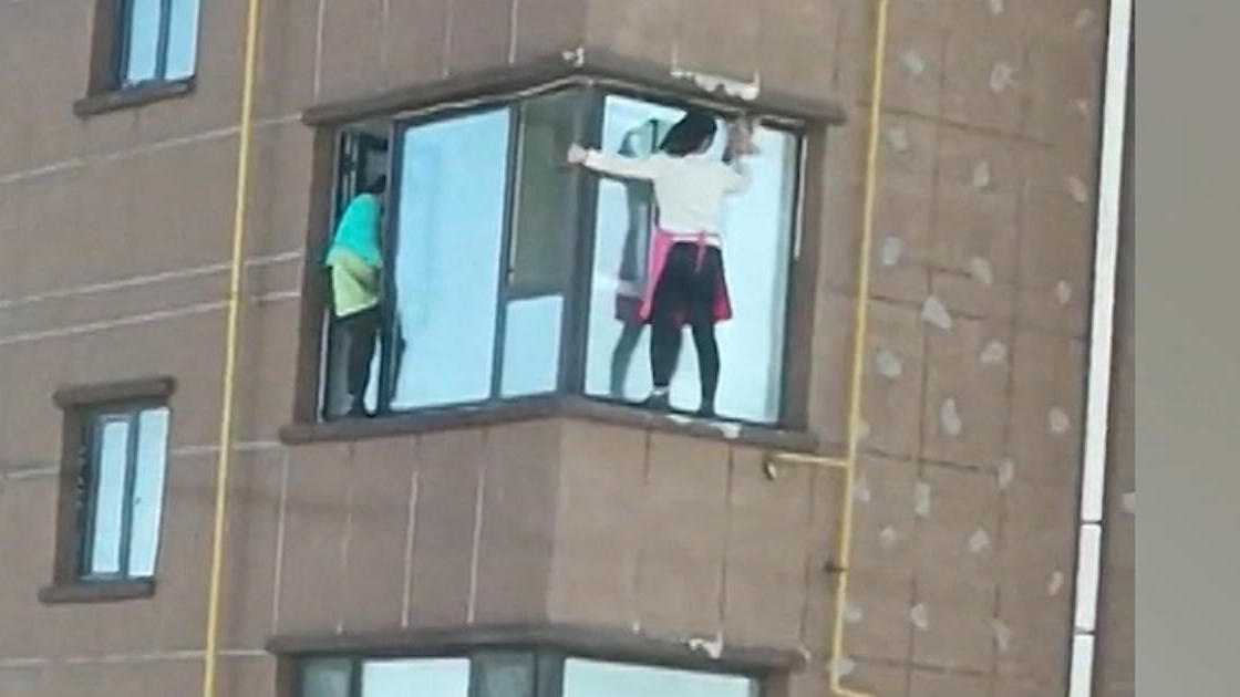 Zwei Frauen putzen Hochhaus-Fenster - ungesichert! Sie die lebensmüde?!