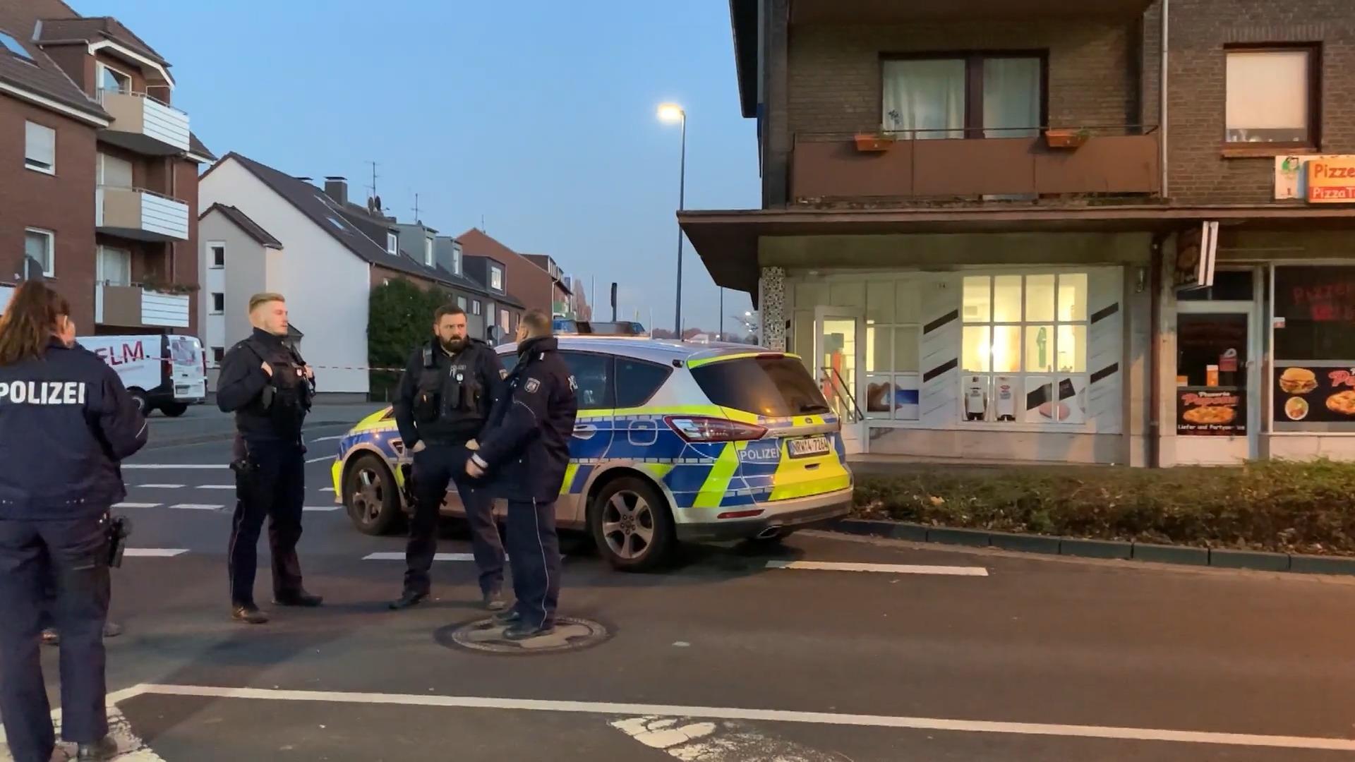 Ermittler sichern Spuren am Tatort in Dinslaken Toter bei Schießerei