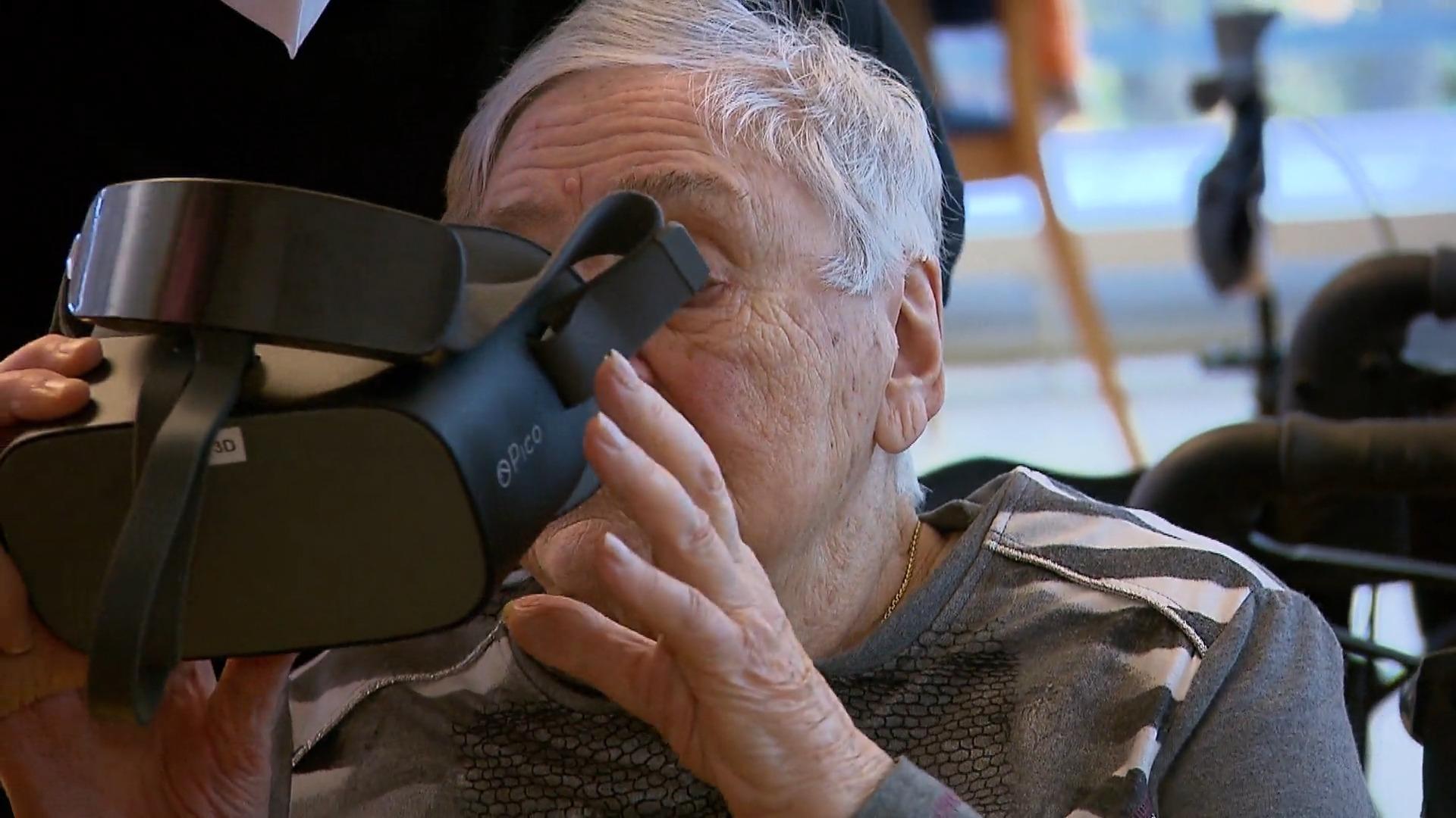 In einem Pflegeheim erleben Senioren virtuelle Realität VR-Senioren