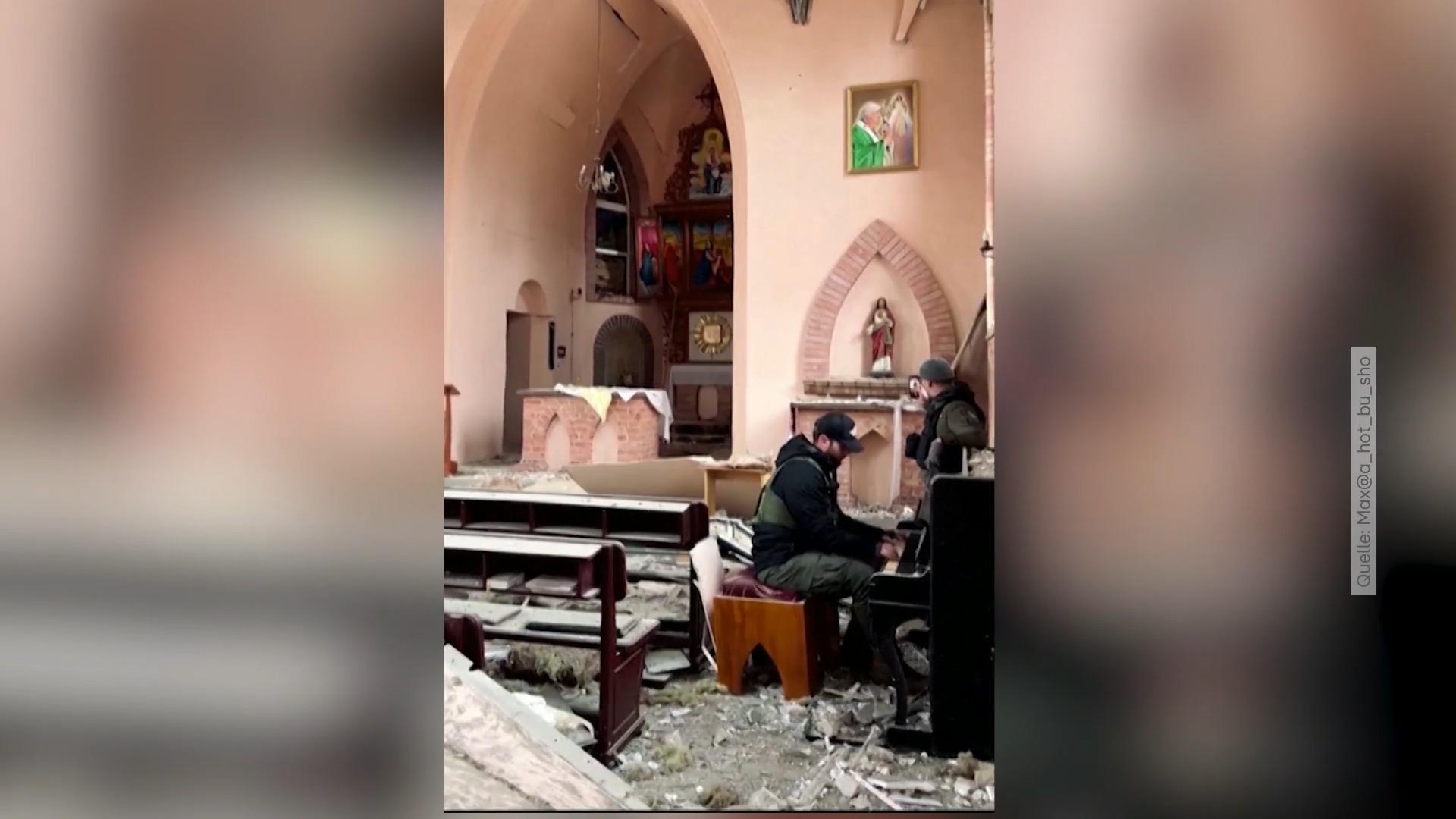 Pianist spielt in zerstörter Kirche Krieg in der Ukraine