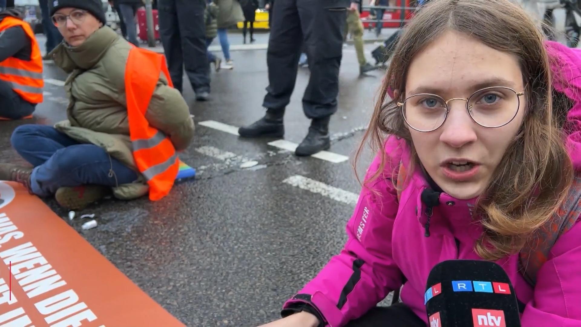 Mutter und Tochter bei Klebe-Aktion von 'Letzte Generation' Begleitung Umweltaktivisten  "Letzte Generation"