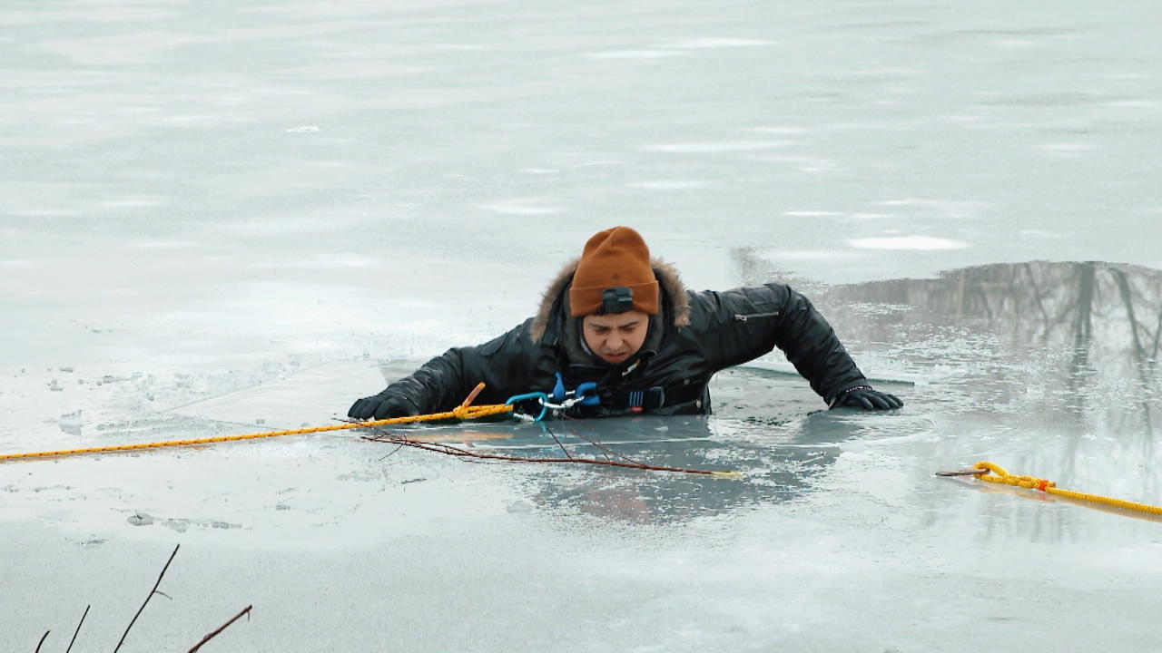 El reportero se atreve a experimentar el yo rígido en las aguas heladas, arriesgando la vida del lago congelado.