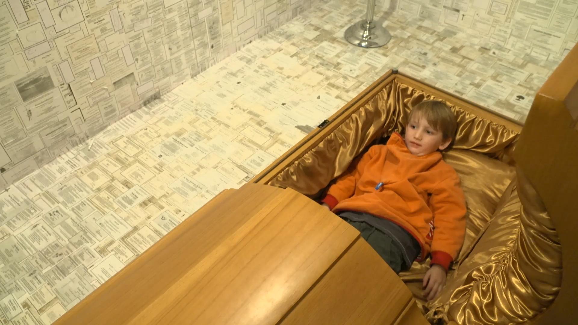 Children can put themselves in a coffin in the museum "Make death tangible"