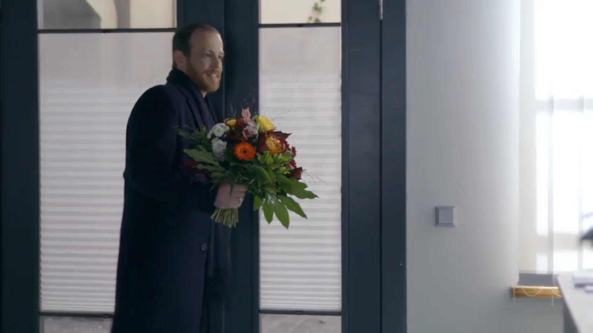 Tobias will Vivien mit Blumen überraschen „Unter uns“-Folge vom 03.01.23