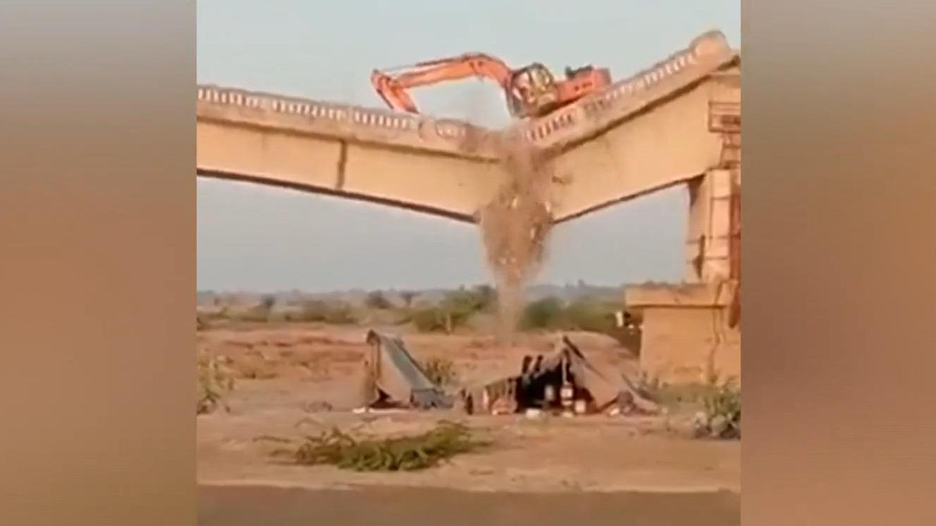 Brücken-Abriss geht katastrophal daneben Baggerfahrer stürzt in die Tiefe