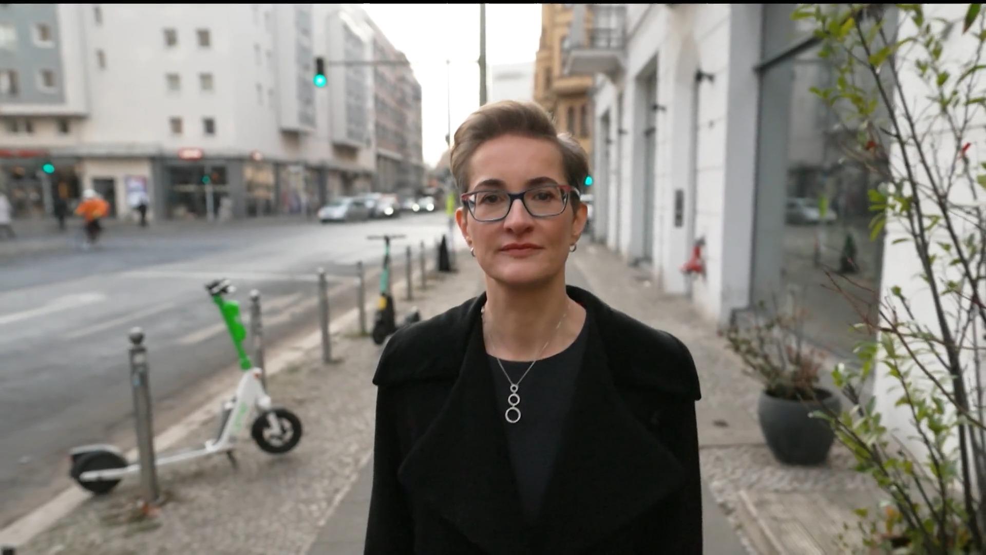 Nach den Skandal-Schlagzeilen um Betrug mit Pornostar Jetzt sprocht die FDP-Politikerin und Gattin