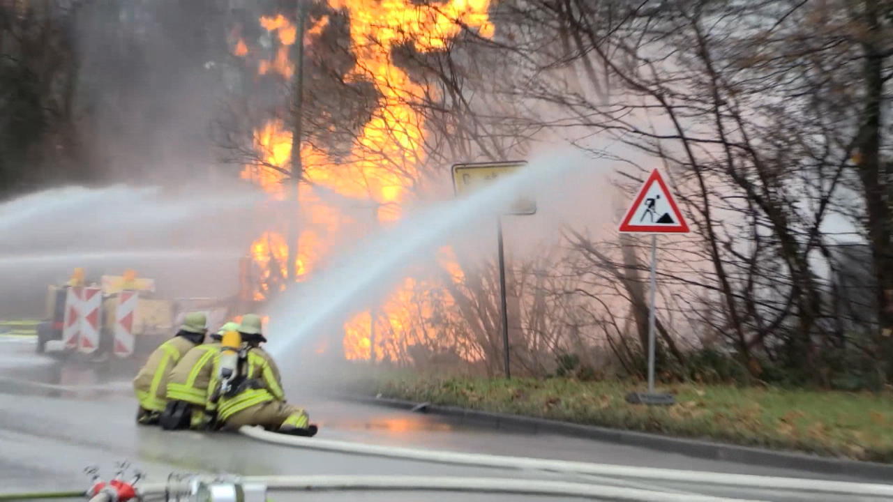 Gasleitung explodiert in Duisburg – Großeinsatz Bei Bauarbeiten an der B288