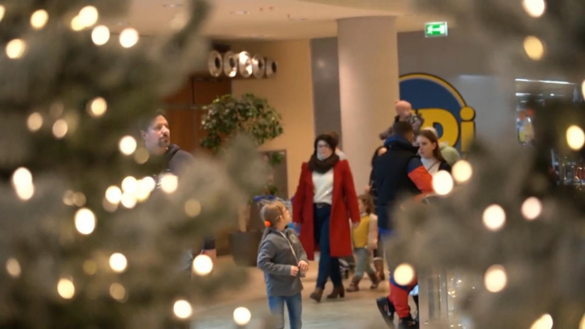Hinter den Kulissen einer Einkaufs-Mall Erlebnis Weihnachts-Shopping