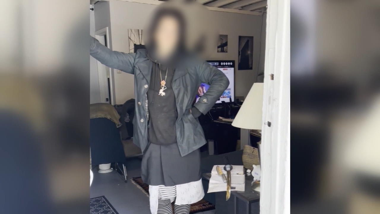Frau an eigener Haustür von Fremdem überrascht Mann war bewaffnet
