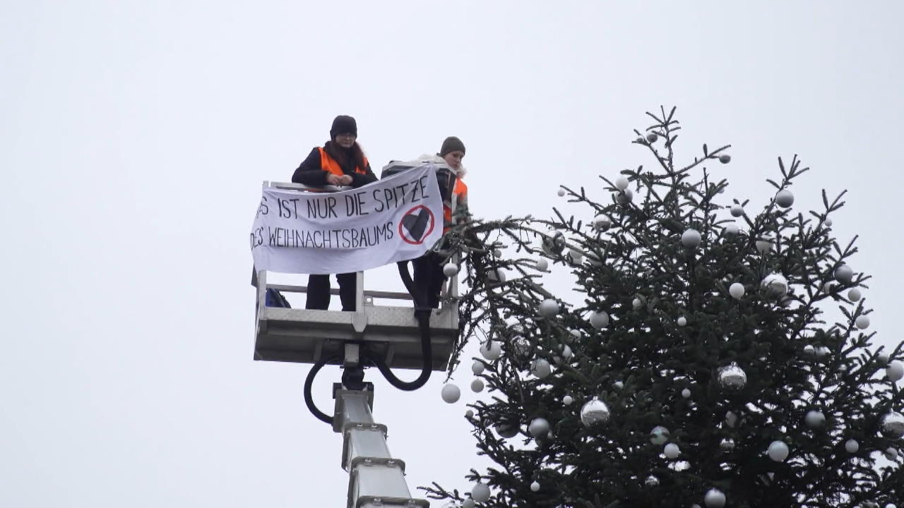 Aktivistinnen sägen Weihnachtsbaumspitze ab Aktion am Brandenburger Tor