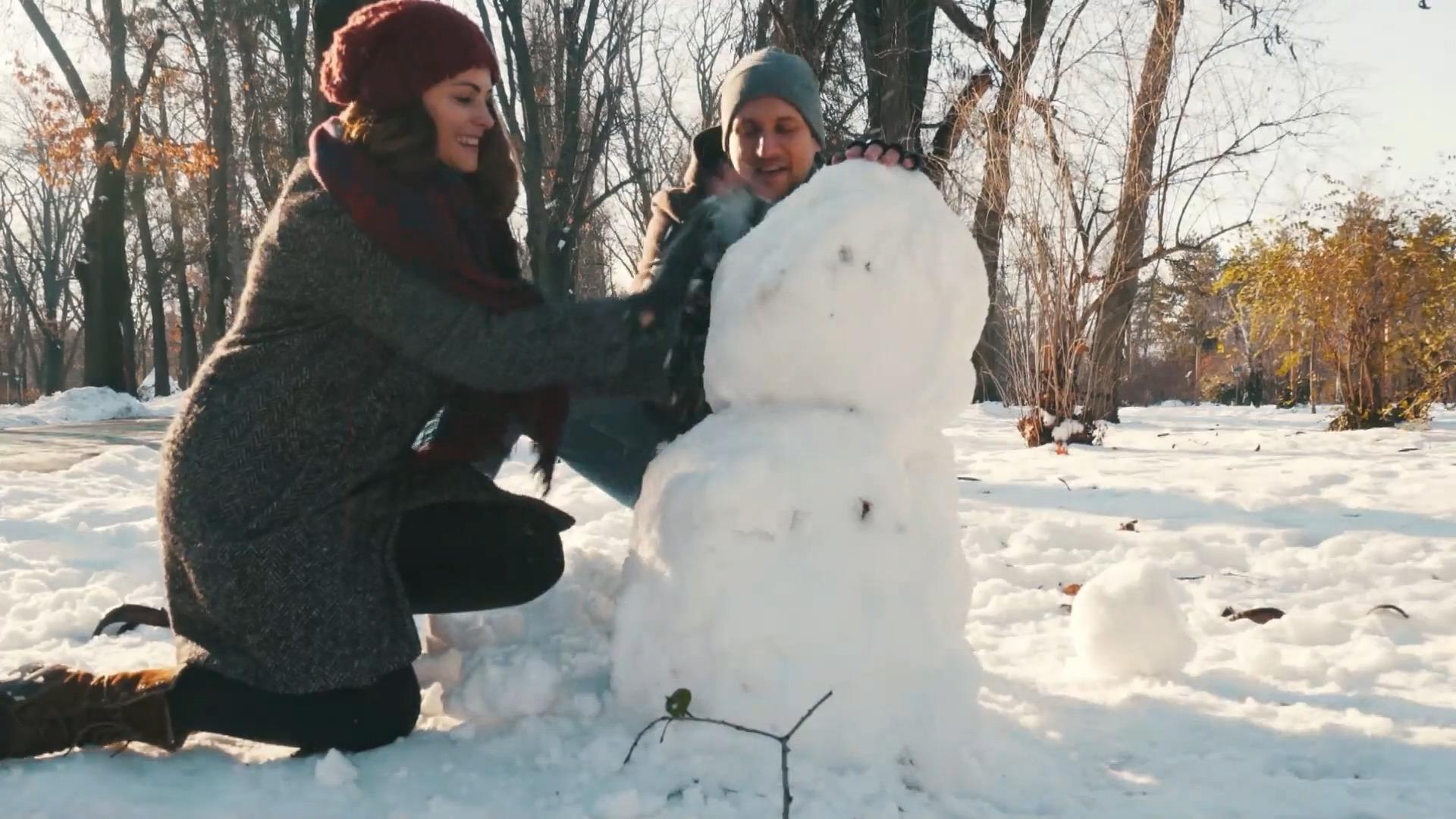 Kennen Sie schon Snowmanning? Der eiskalte Dating-Trend des Winters