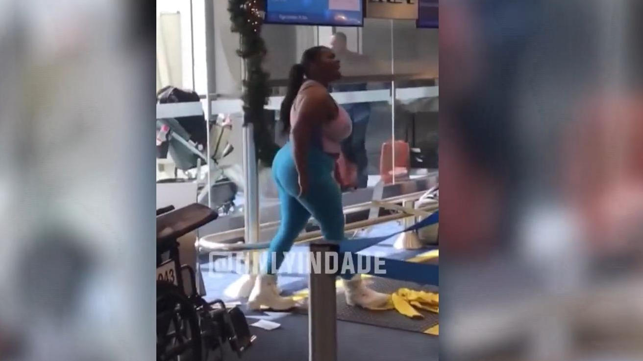 Frau rastet beim Check-in  komplett aus Randale am Airport Miami