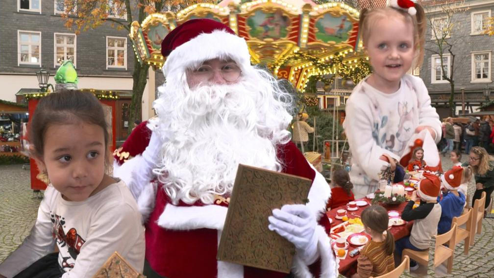 Reportero de RTL entrenándose para ser Santa Claus, ¿lo expondrán los niños?