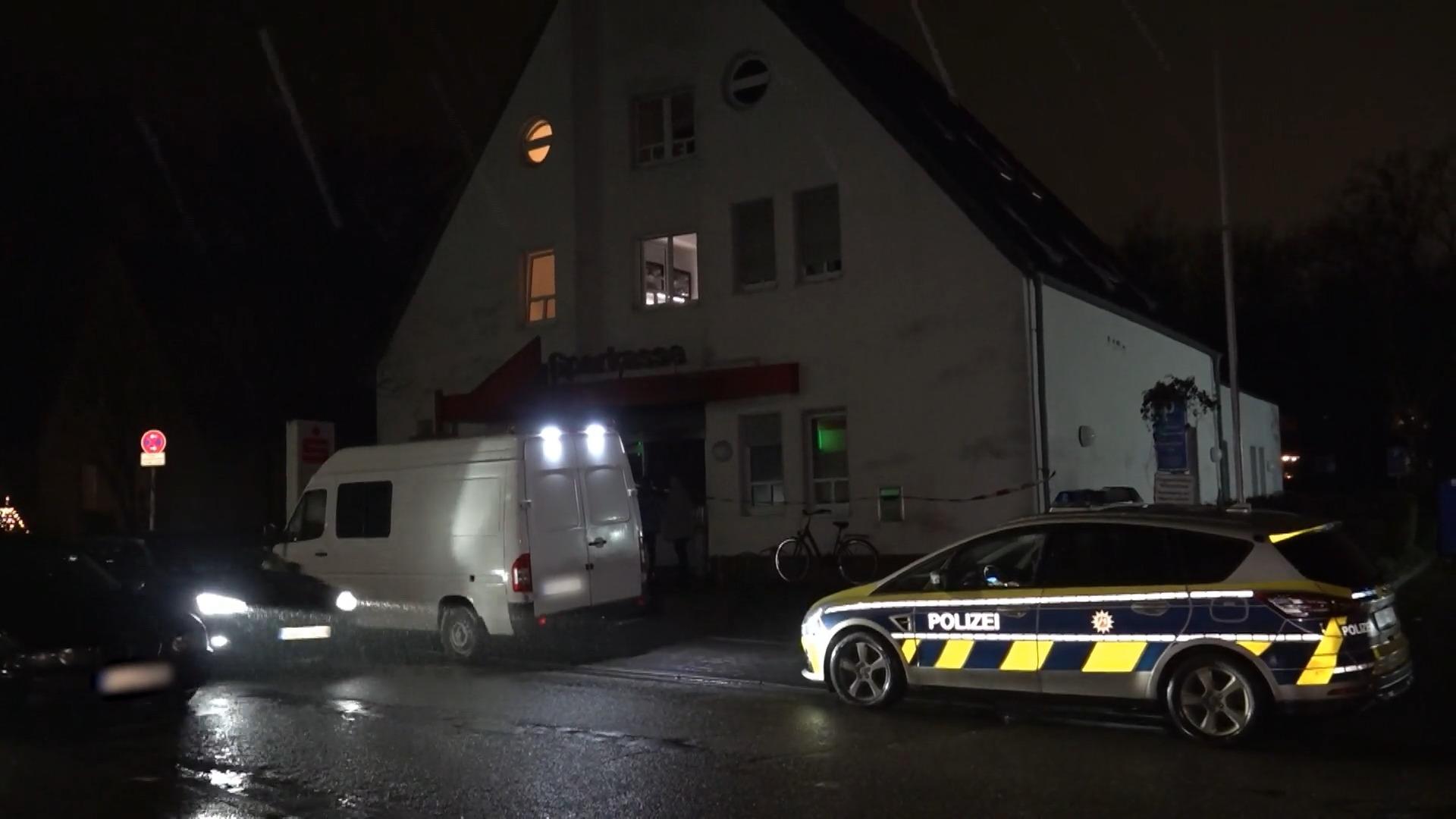 Mann löst nach missglücktem Banküberfall einen Brand aus Bank in Brand