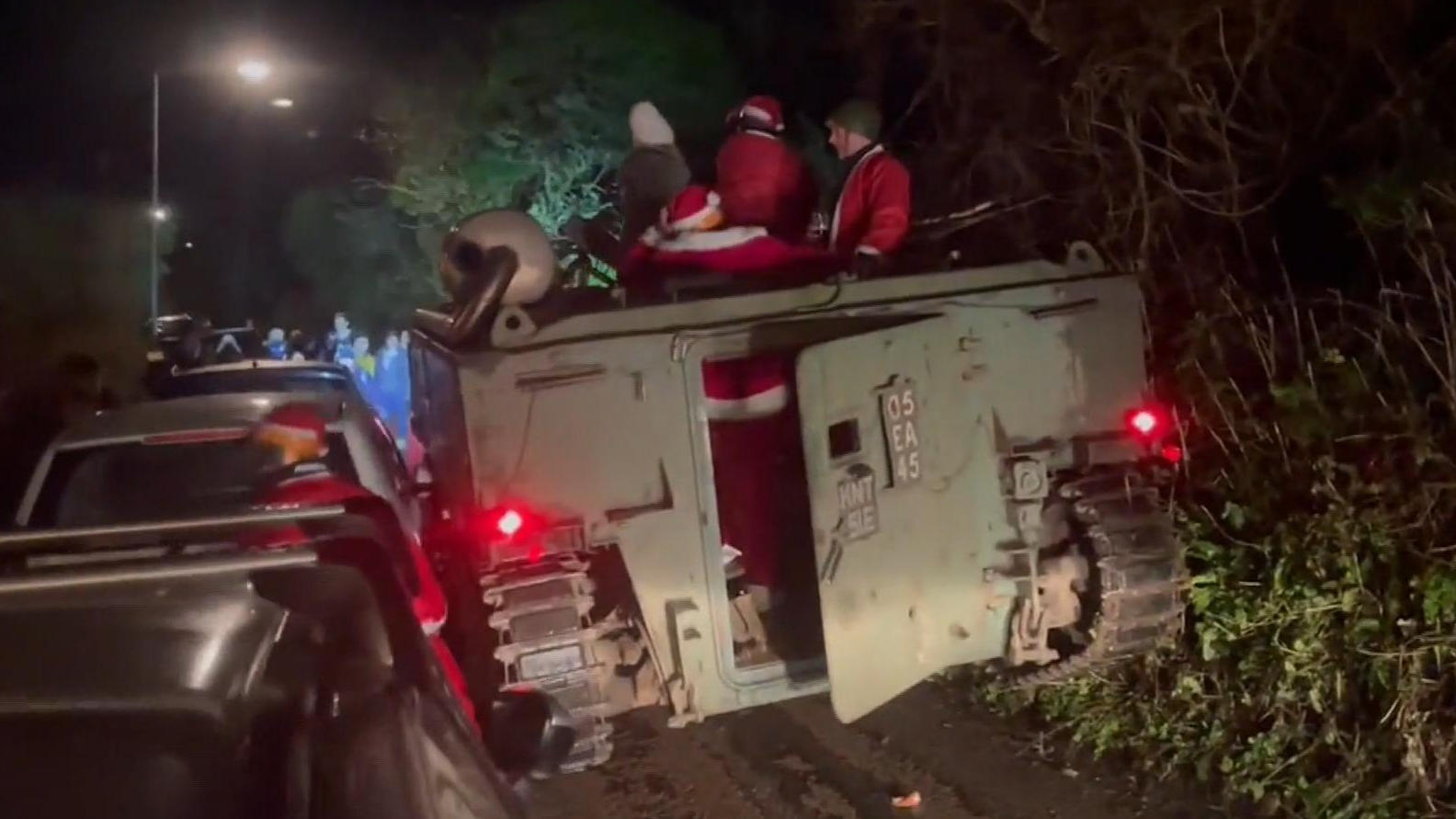 Betrunkene Weihnachtsmänner fahren mit Panzer durch Dorf Panzerkette statt Lichterkette
