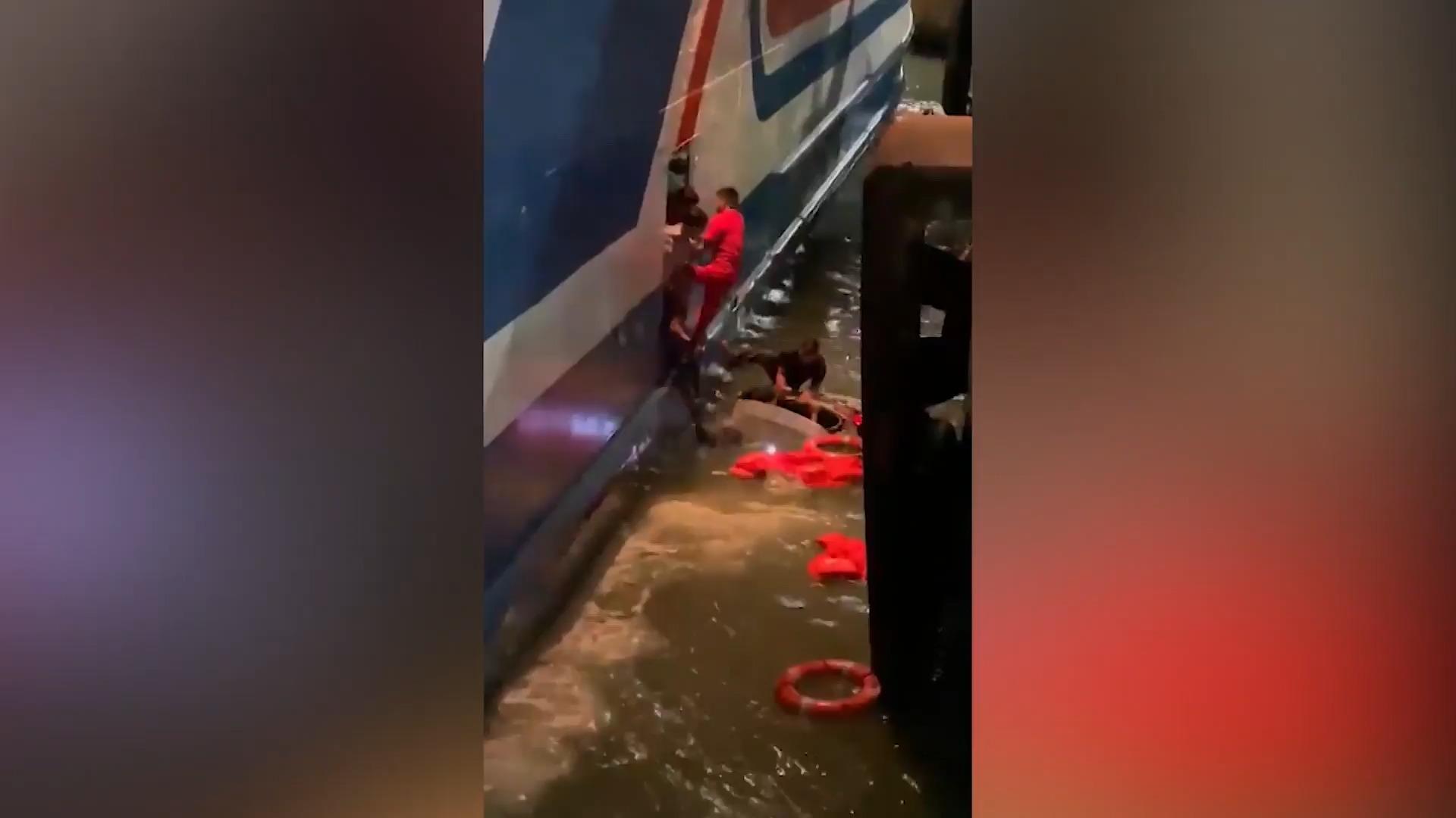 Indonesien: Auto fällt ins Wasser Insassen gerettet