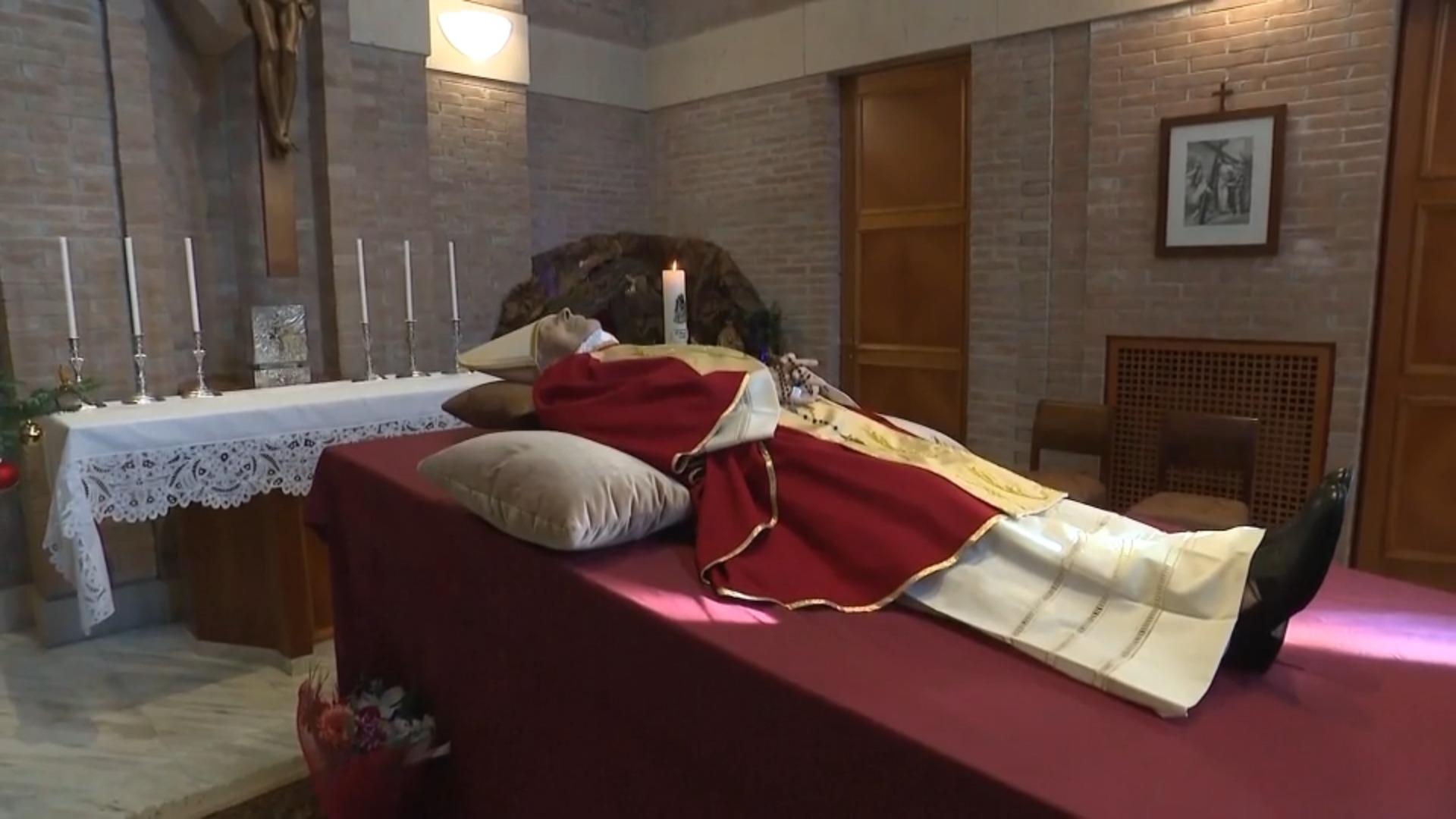 Papst Benedikts (†95) Leichnam aufgebahrt Vatikan veröffentlicht Video
