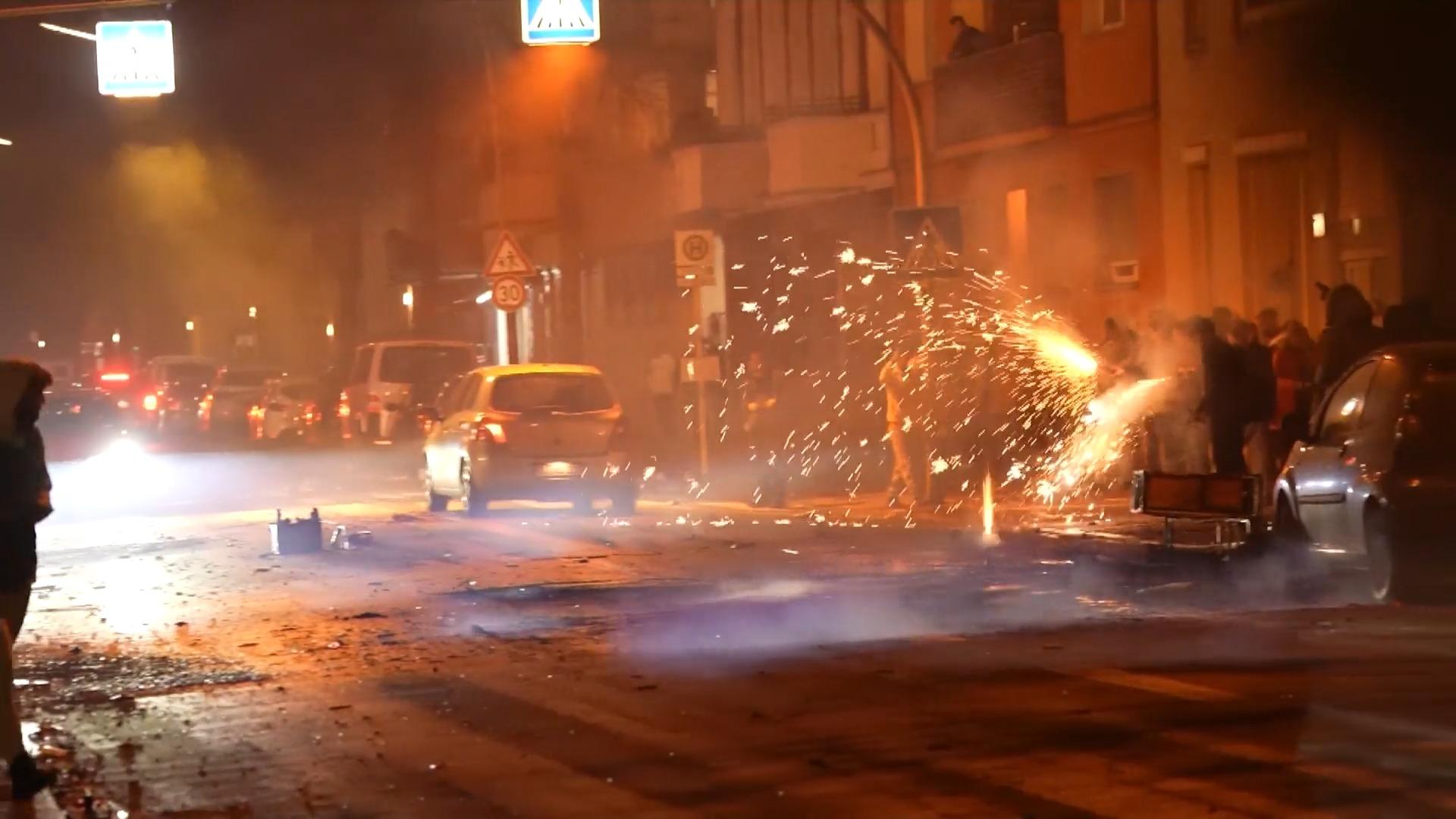 Wer ist für die Silvester-Angriffe in Berlin verantwortlich? Attacken auf Helfer
