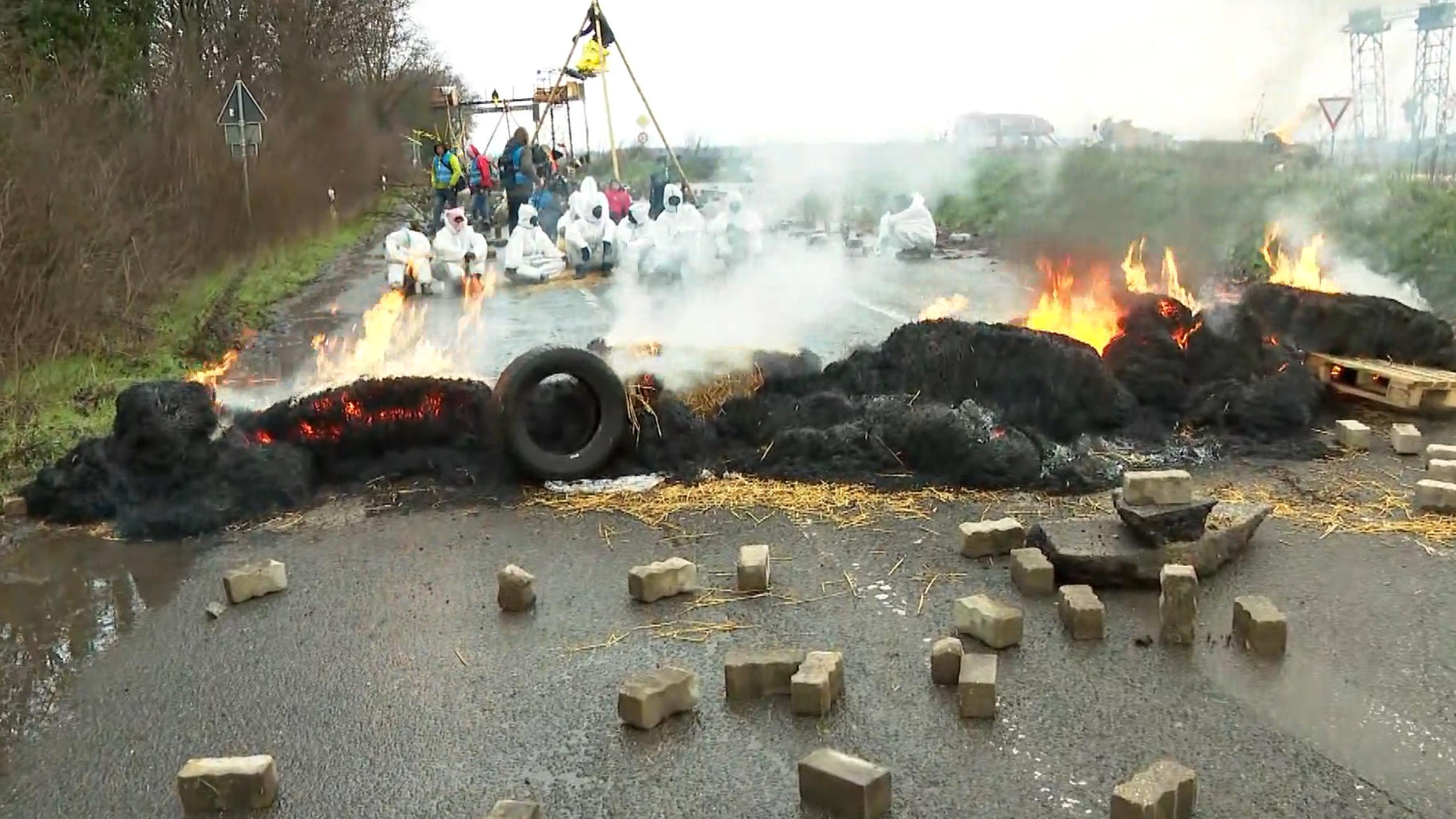 Aktivisten wollen um Lützerath kämpfen Brennende Barrikade