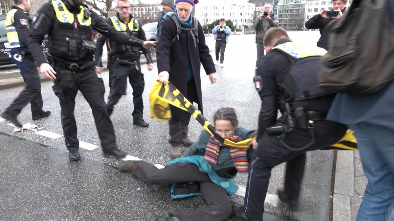 Klimaaktivisten scheitern mit Klebe-Aktion auf Hamburger Kre Polizei ist schneller