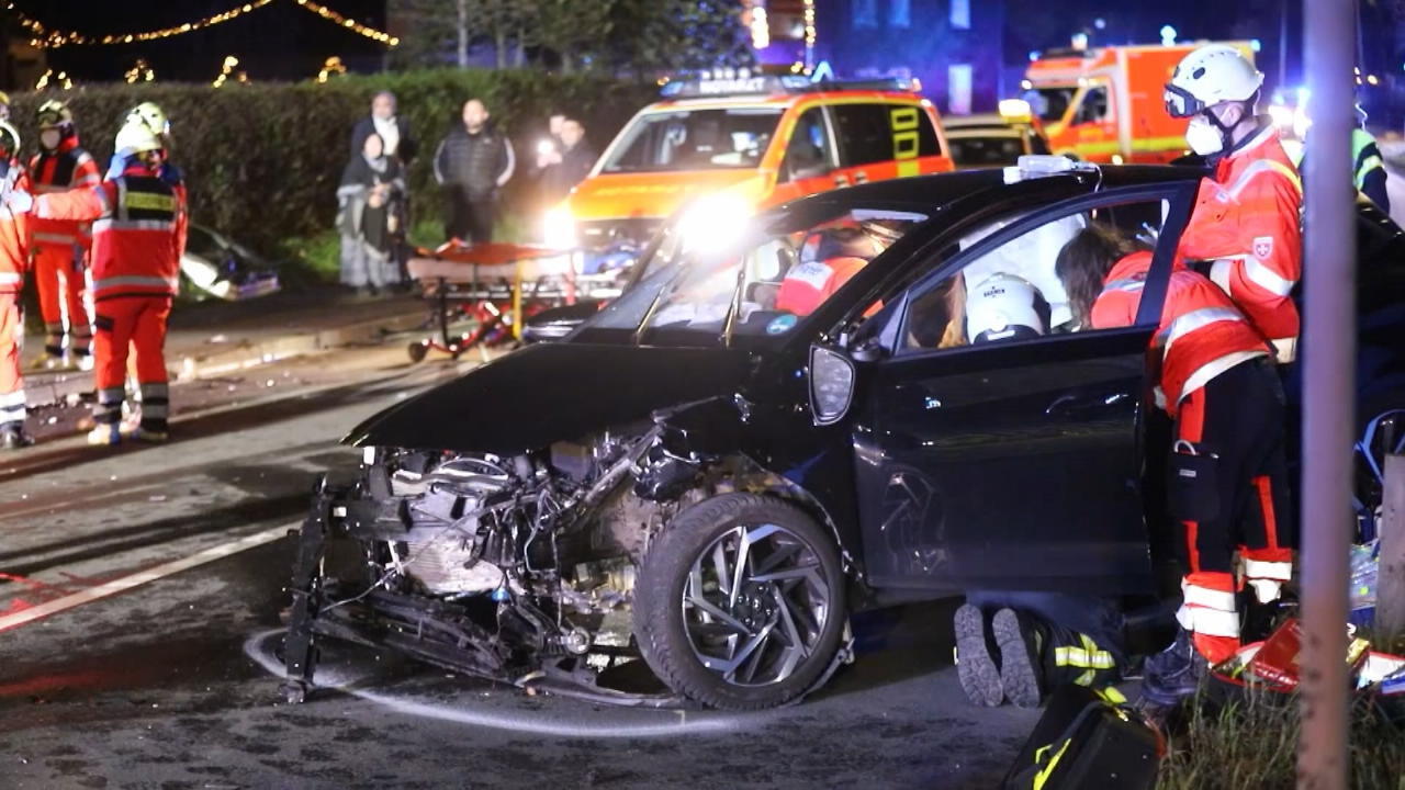 Schwerverletzte Schwangere kommt direkt in Kreißsaal Schwerer Unfall in Wuppertal