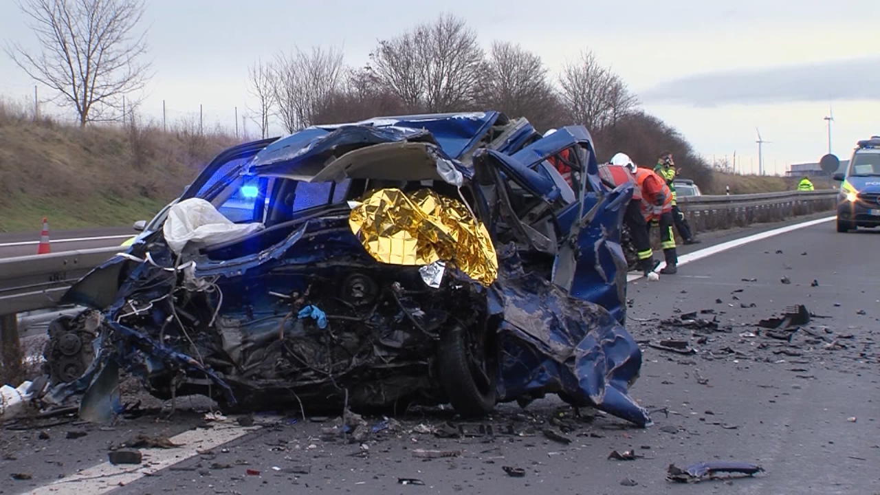 Geisterfahrerin (82) rast frontal in einen Audi Tödlicher Unfall